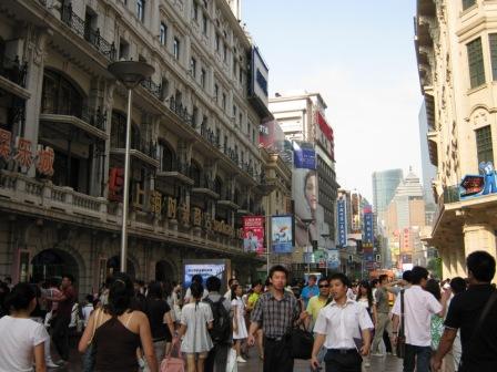 Знаменитая Nan Jing Road в Шанхае