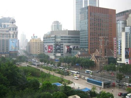 Центральные улицы и небоскребы Шанхая