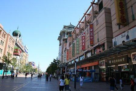 На фото: Главная торговая улица Wangfujing