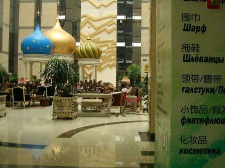 На фото: внутри одного из торговых центров на Yabao Lu
