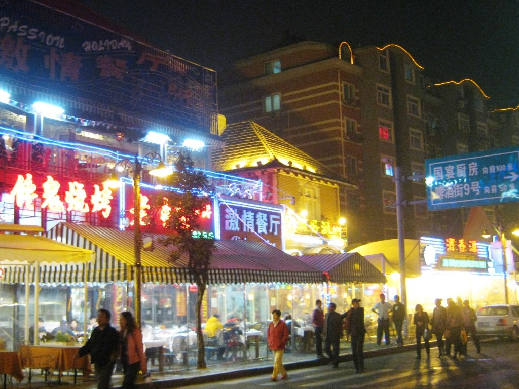 На фото: Пивная улица в Циндао