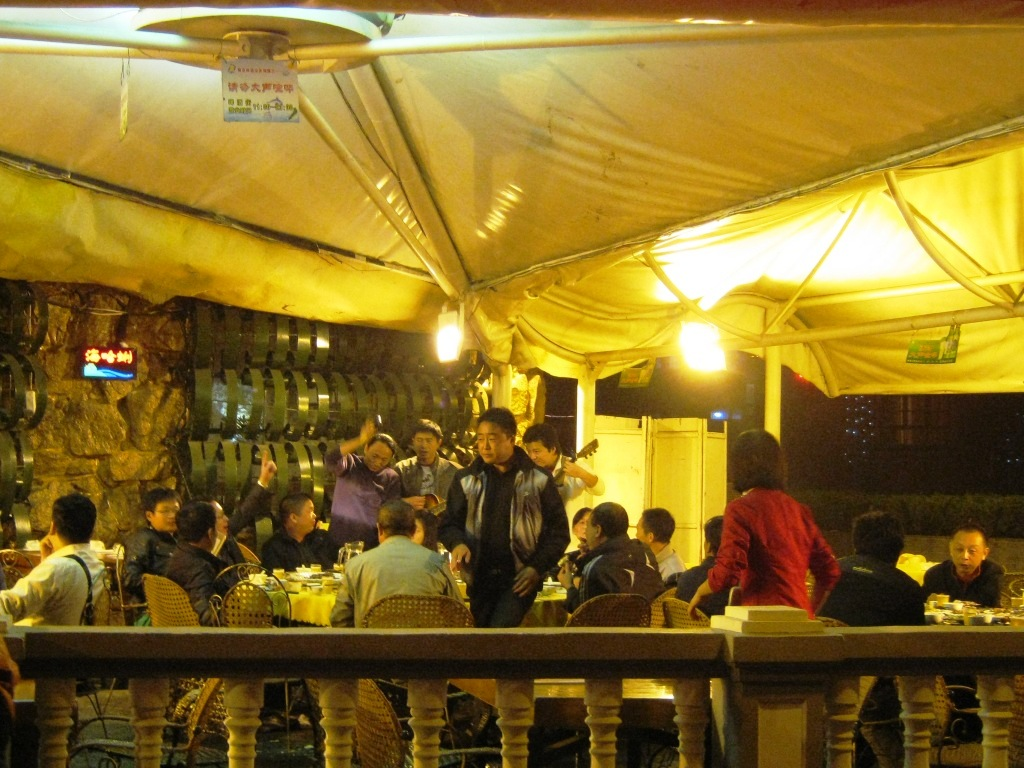 На фото: рестораны на Пивной улице в Циндао