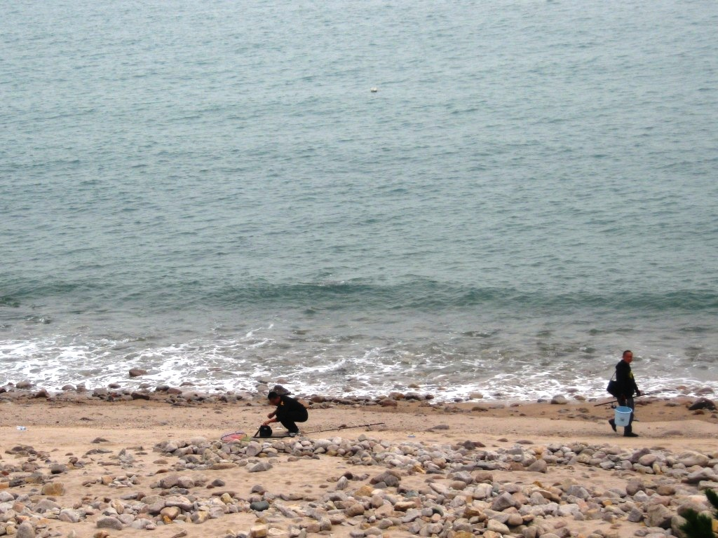 На фото: на берегу моря, Циндао