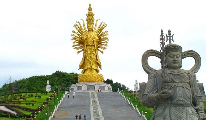 Золотая статуя богини Гуаньинь