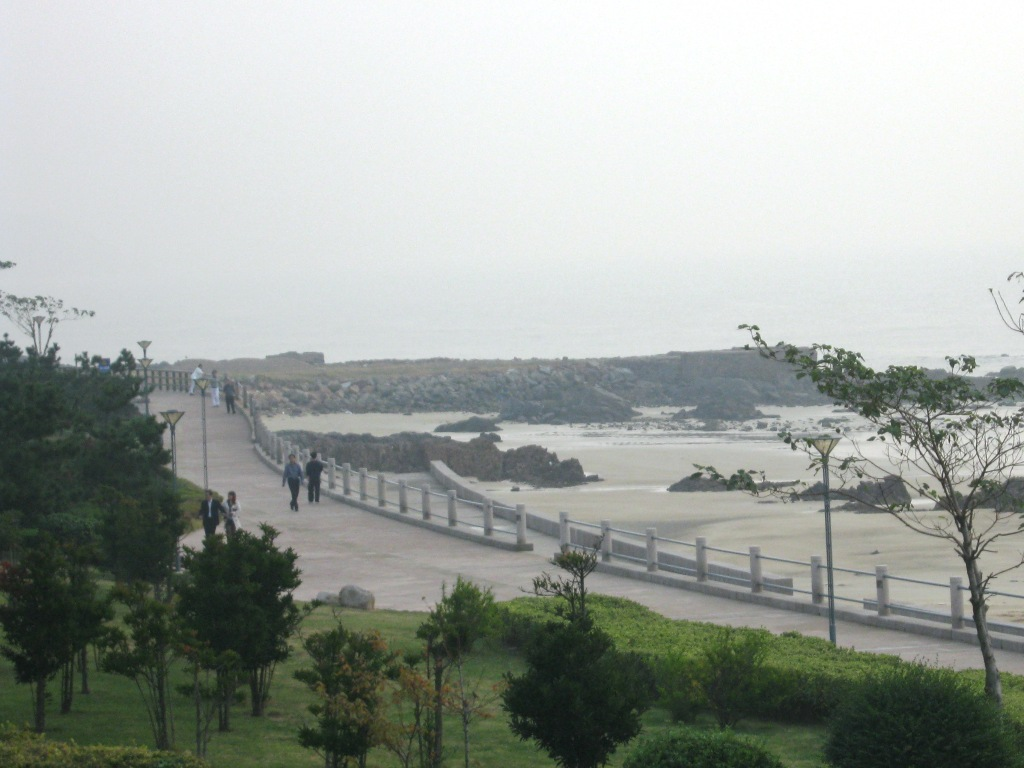 На фото: городская набережная вдоль берега моря